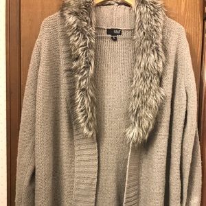 Woman’s Ana gray sweater with faux fur collar